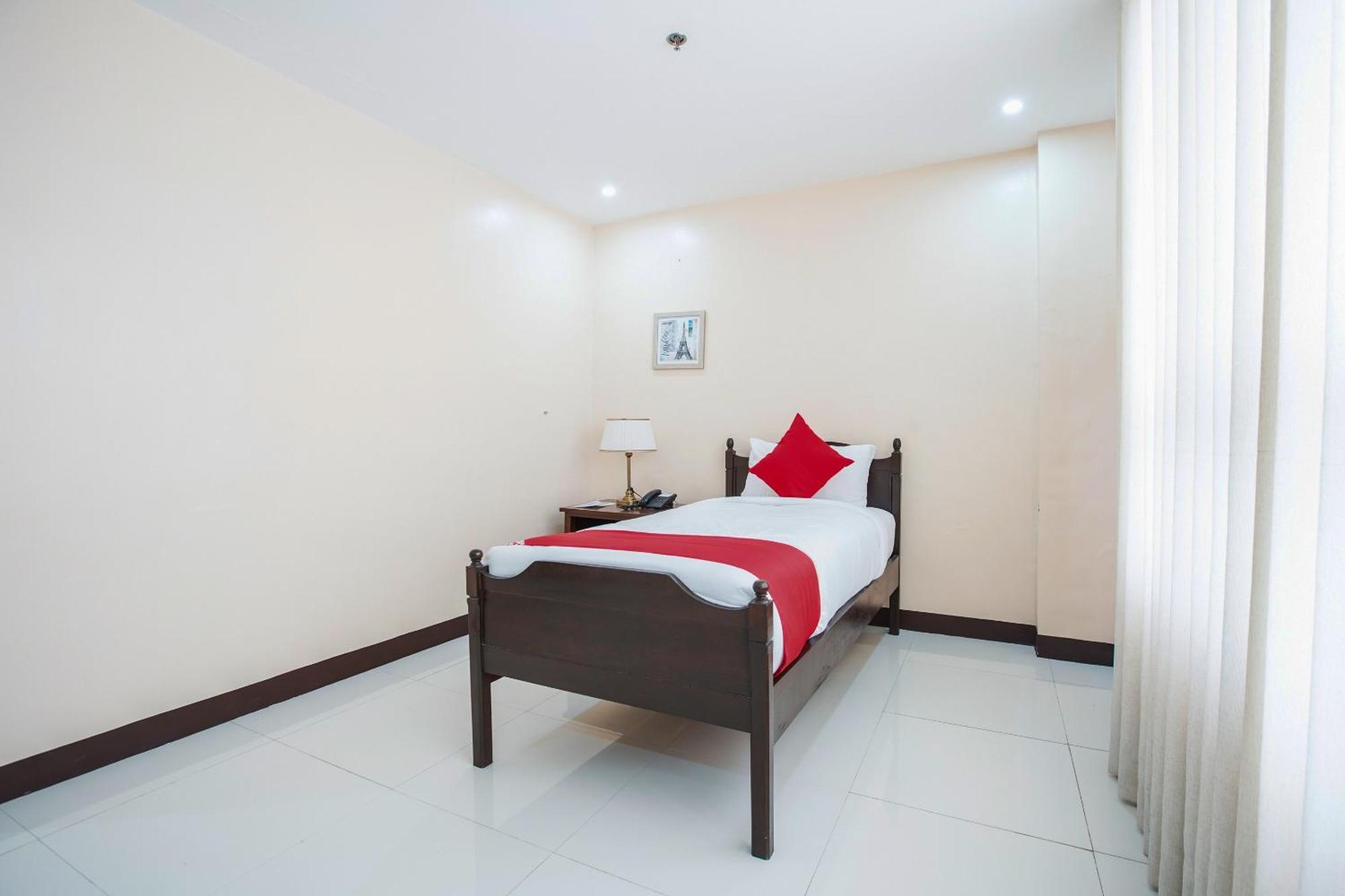 Oyo 236 Hotel Edmundo Pototan Bagian luar foto