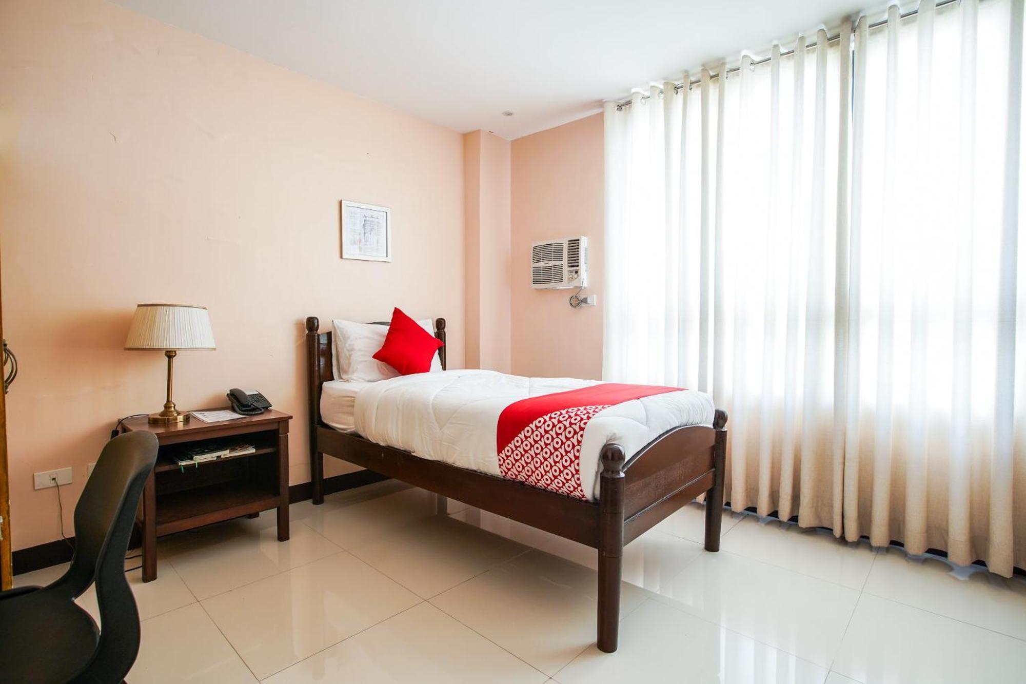 Oyo 236 Hotel Edmundo Pototan Bagian luar foto