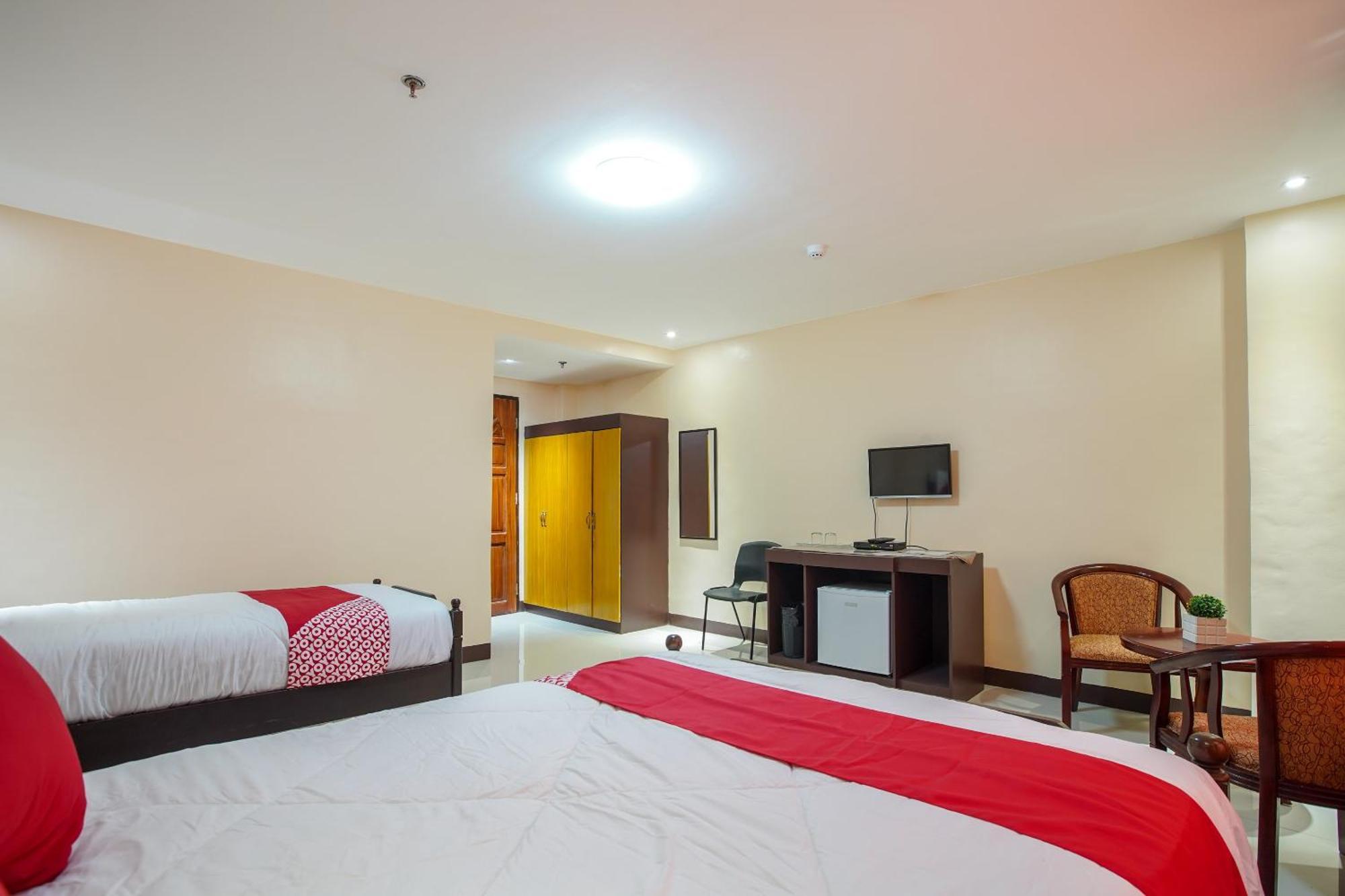 Oyo 236 Hotel Edmundo Pototan Bagian luar foto