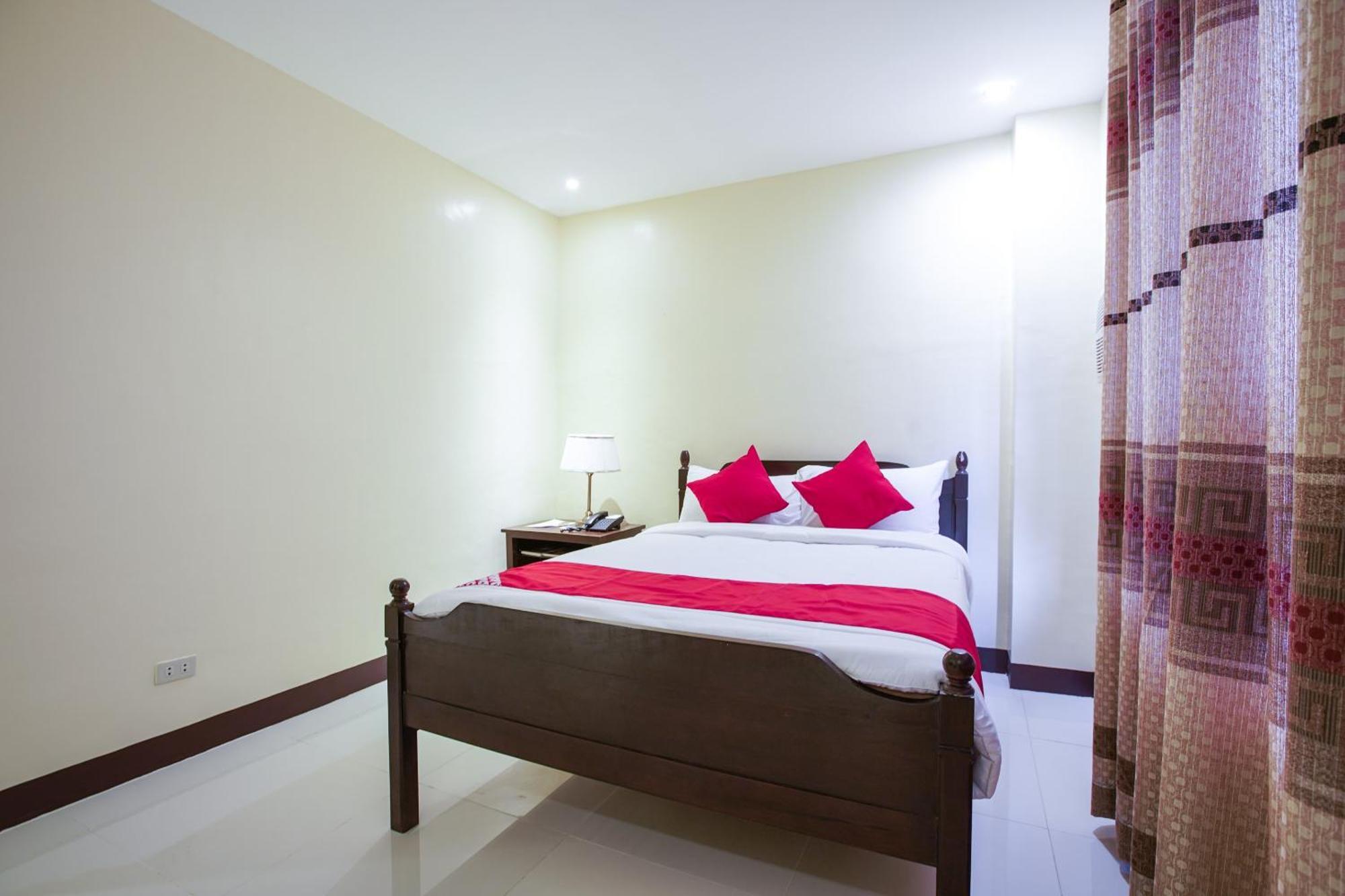 Oyo 236 Hotel Edmundo Pototan Bagian luar foto