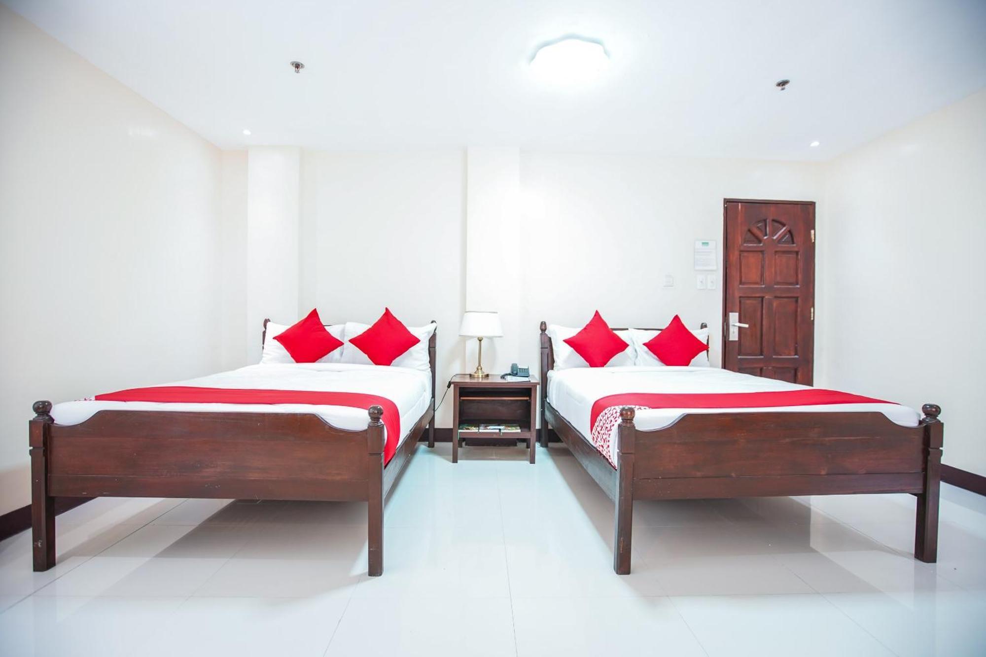 Oyo 236 Hotel Edmundo Pototan Bagian luar foto