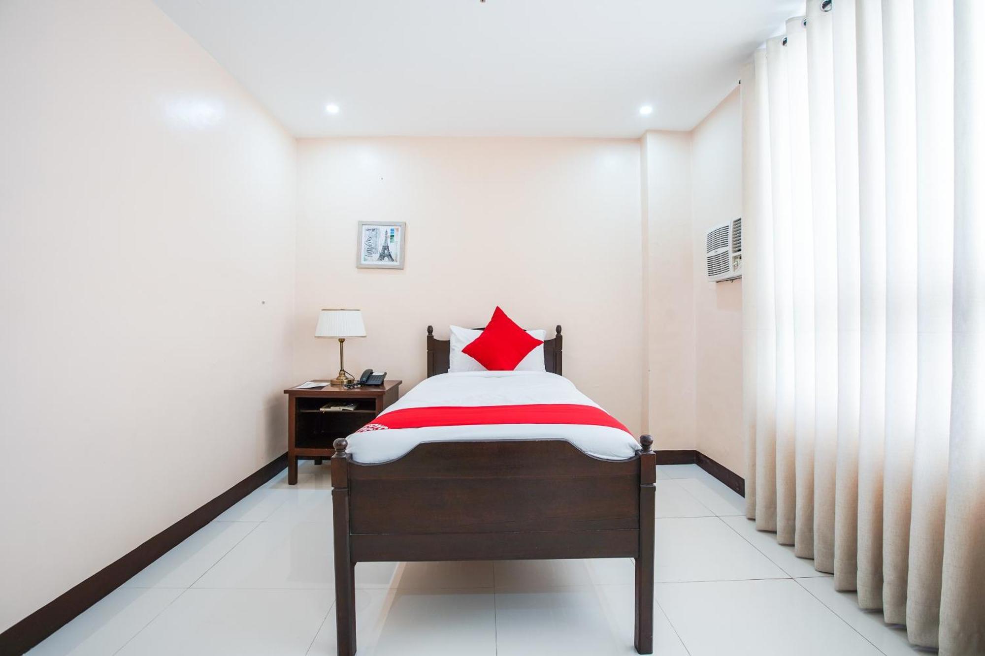 Oyo 236 Hotel Edmundo Pototan Bagian luar foto