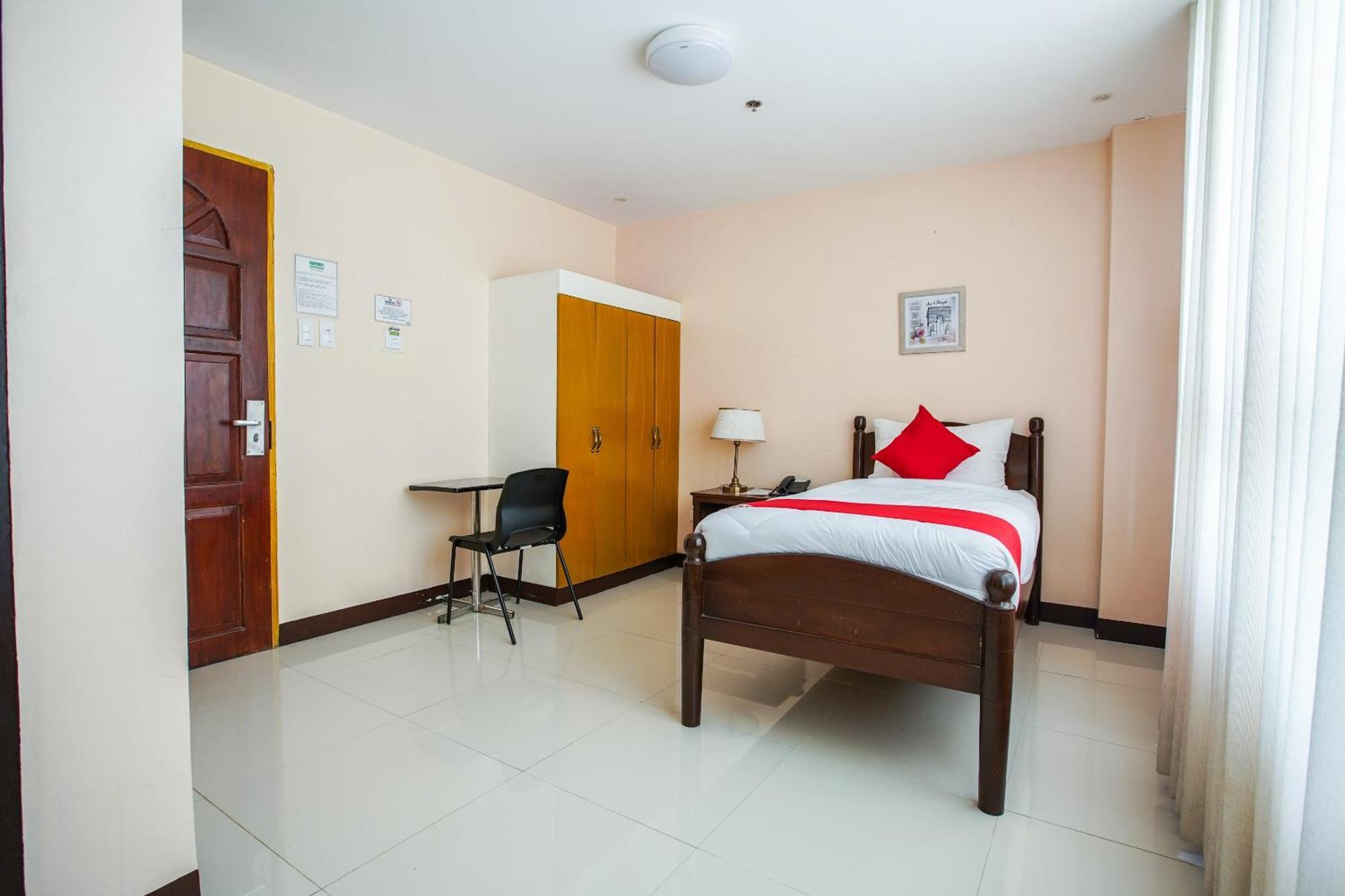 Oyo 236 Hotel Edmundo Pototan Bagian luar foto