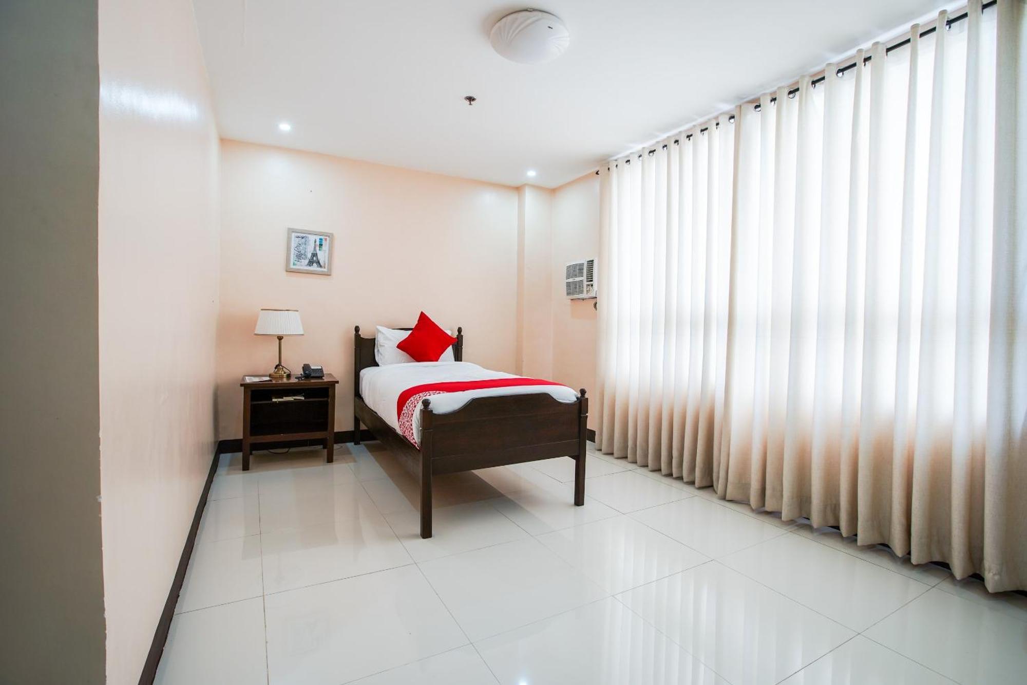 Oyo 236 Hotel Edmundo Pototan Bagian luar foto