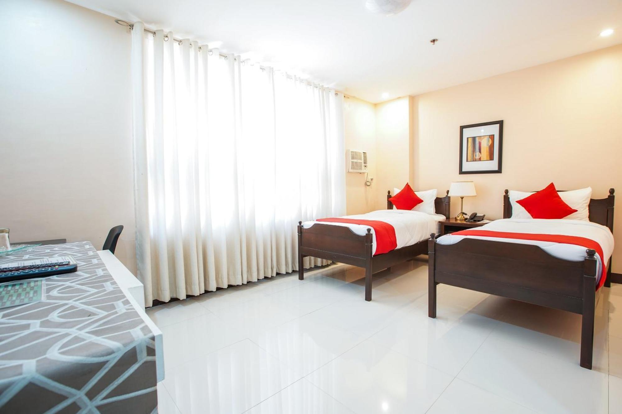 Oyo 236 Hotel Edmundo Pototan Bagian luar foto