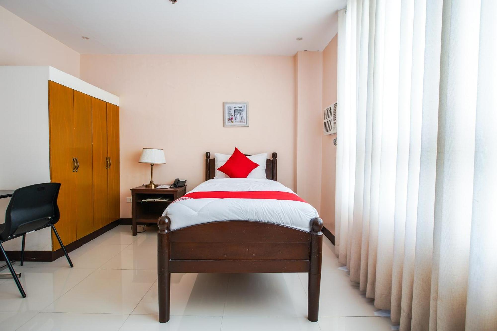 Oyo 236 Hotel Edmundo Pototan Bagian luar foto